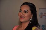 Sonakshi Sinha on the sets of Sa Re Ga Ma in Famous on 10th Dec 2012 (33).JPG